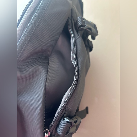 Patagonia Black Crossbody Belt Bag with Front Buckles - Picture 5 of 5